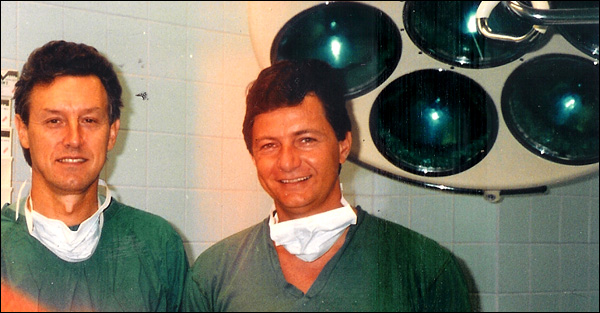 Dr Boutboul avec un confrère dans un cabinet en Finlande, archive de 1989